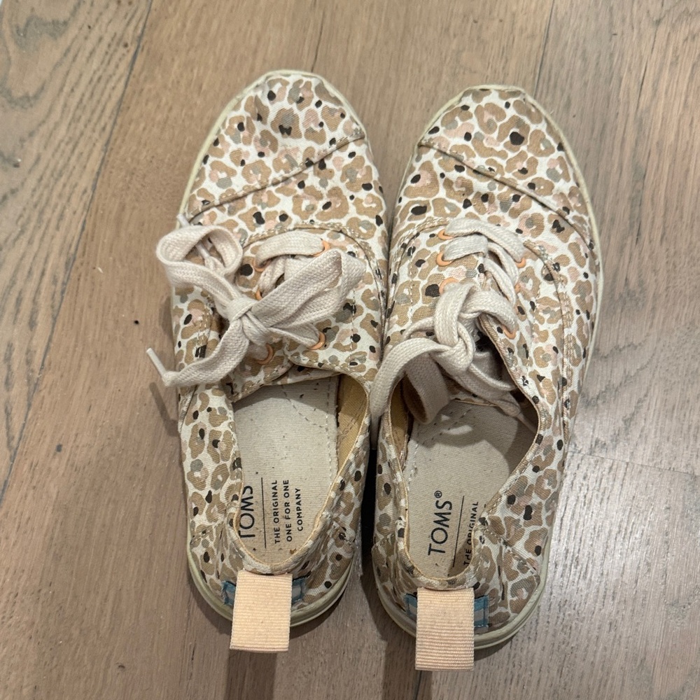 Toms Kids Sneakers in Beige and Brown Animal Print